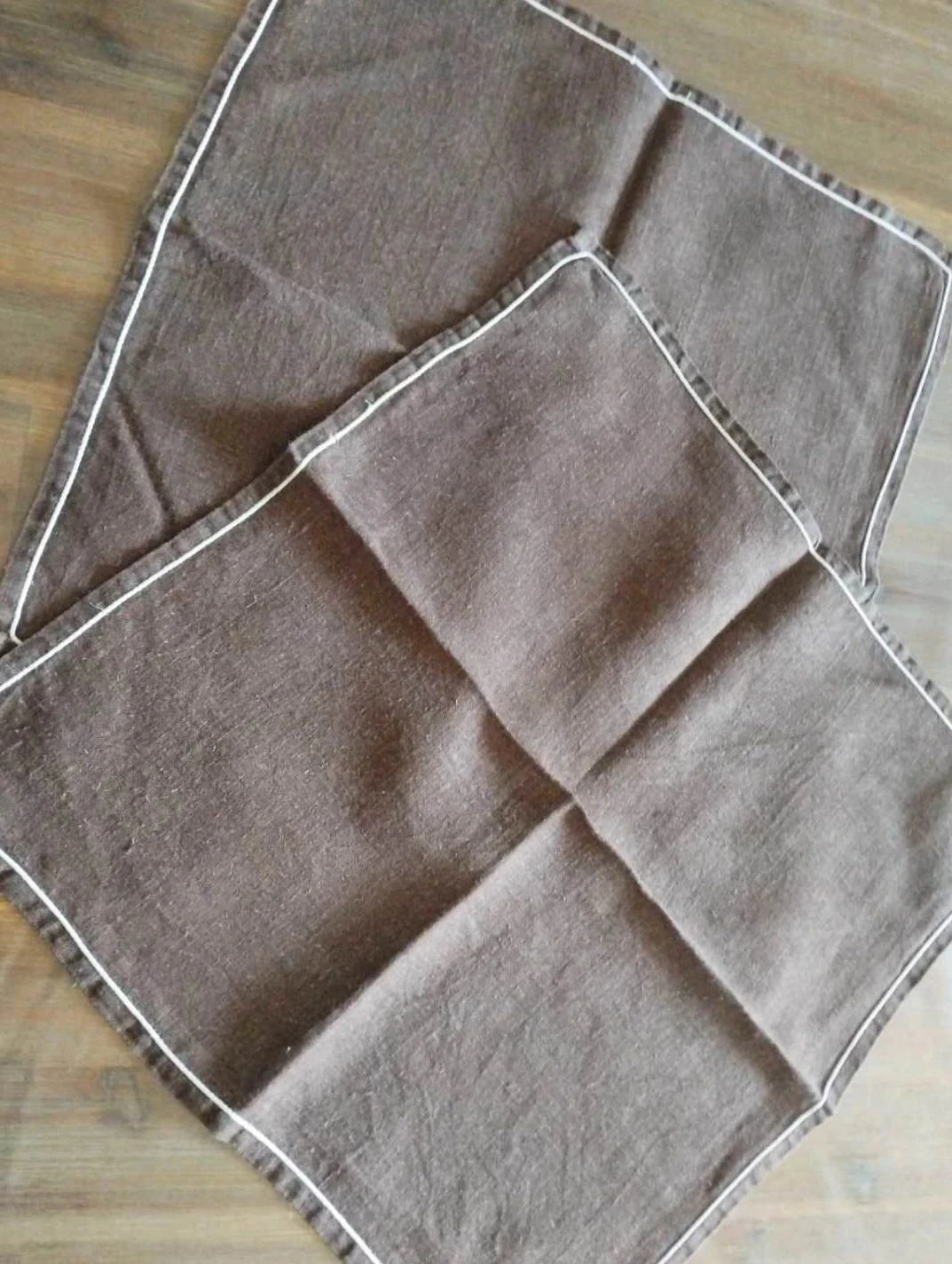 Deux grandes serviettes de table marron en lin